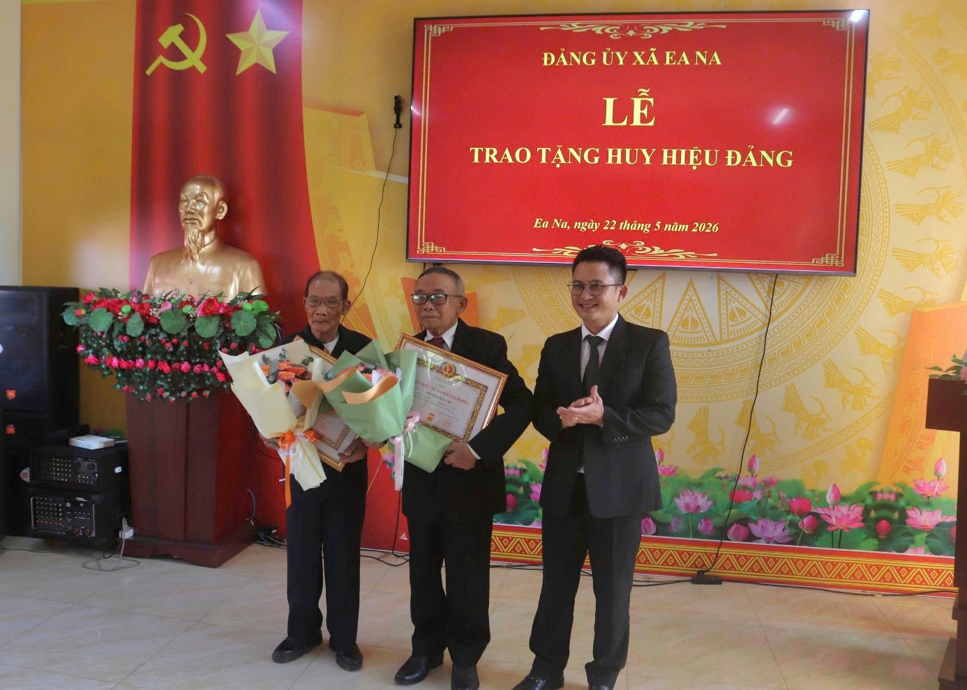 Đảng bộ xã Ea Na tổ chức Lễ trao tặng Huy hiệu Đảng