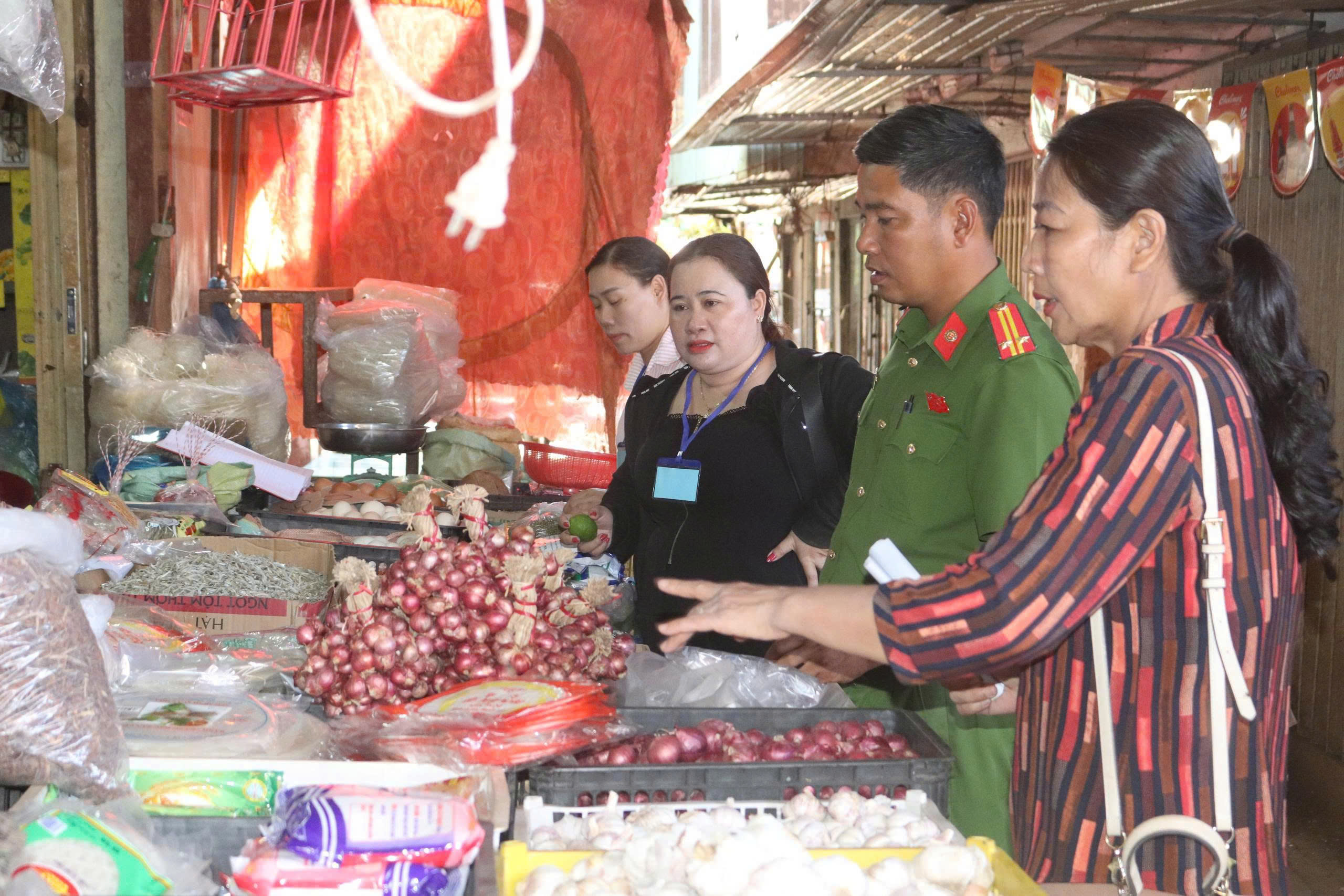 Đoàn kiểm tra liên ngành kiểm tra an toàn thực phẩm tại các cơ sở sản xuất, kinh doanh thực phẩm trên địa bàn xã Ea Na