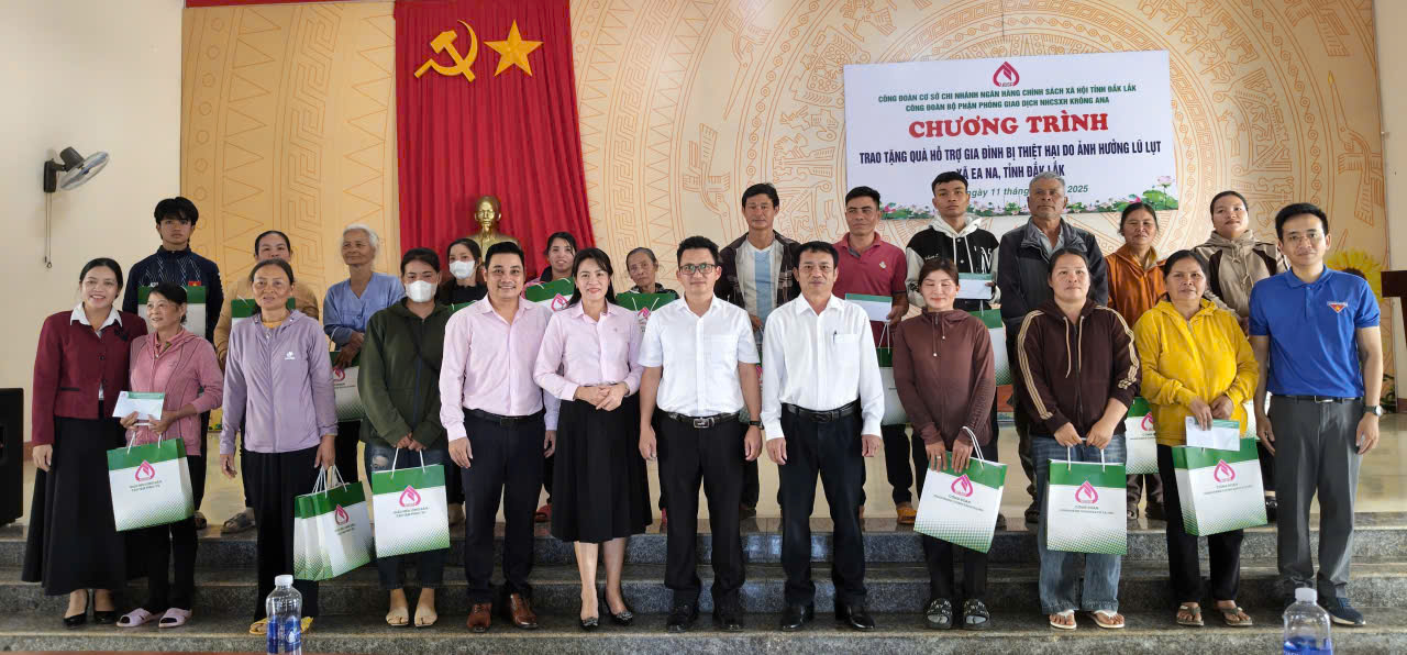 CÔNG ĐOÀN CƠ SỞ NHCSXH TỈNH ĐẮK LẮK VÀ CÔNG ĐOÀN BỘ PHẬN PHÒNG GIAO DỊCH NHCSXH KRÔNG ANA TRAO QUÀ HỖ TRỢ CÁC HỘ DÂN BỊ ẢNH HƯỞNG LŨ LỤT TRÊN ĐỊA BÀN XÃ EA NA