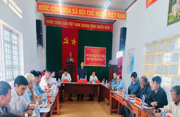 TỔ PHỤ TRÁCH ĐỊA BÀN SỐ 01 CỦA ĐẢNG ỦY XÃ EA NA LÀM VIỆC VỚI CÁC CHI BỘ THÔN, BUÔN, TRƯỜNG HỌC TRÊN ĐỊA BÀN XÃ