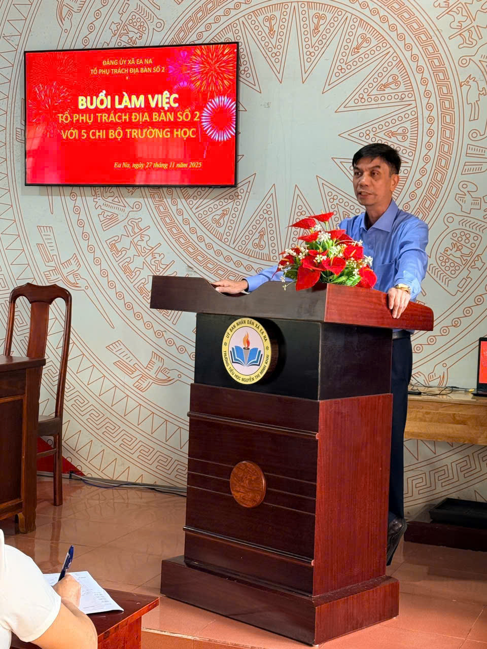 TỔ CÔNG TÁC SỐ 2 LÀM VIỆC VỚI CHI BỘ THÔN, BUÔN VÀ CÁC TRƯỜNG HỌC TRÊN ĐỊA BÀN XÃ EA NA