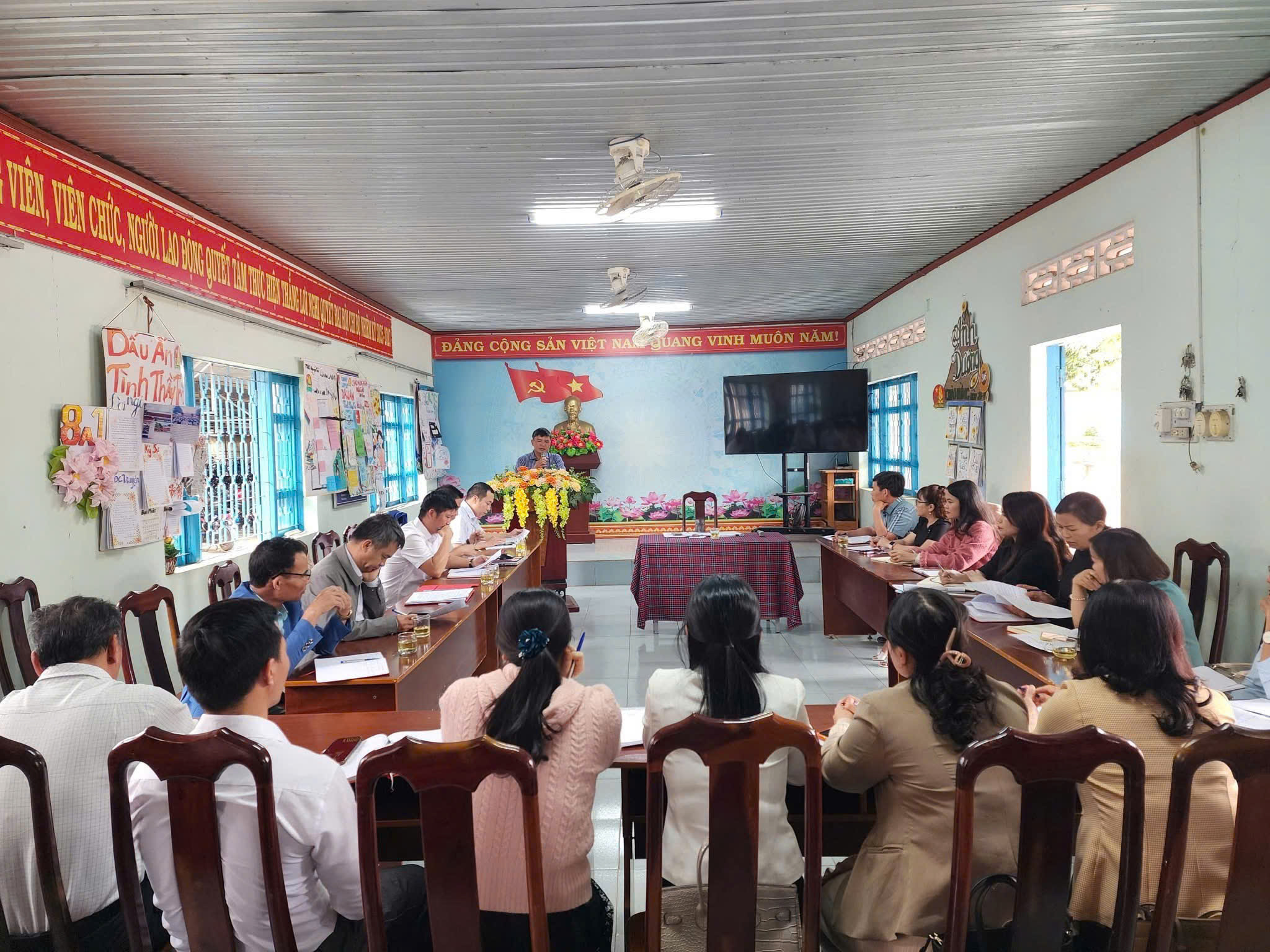 TỔ PHỤ TRÁCH ĐỊA BÀN SỐ 3, LÀM VIỆC VỚI CÁC  CHI BỘ TRƯỜNG HỌC TRÊN ĐỊA BÀN XÃ EANA