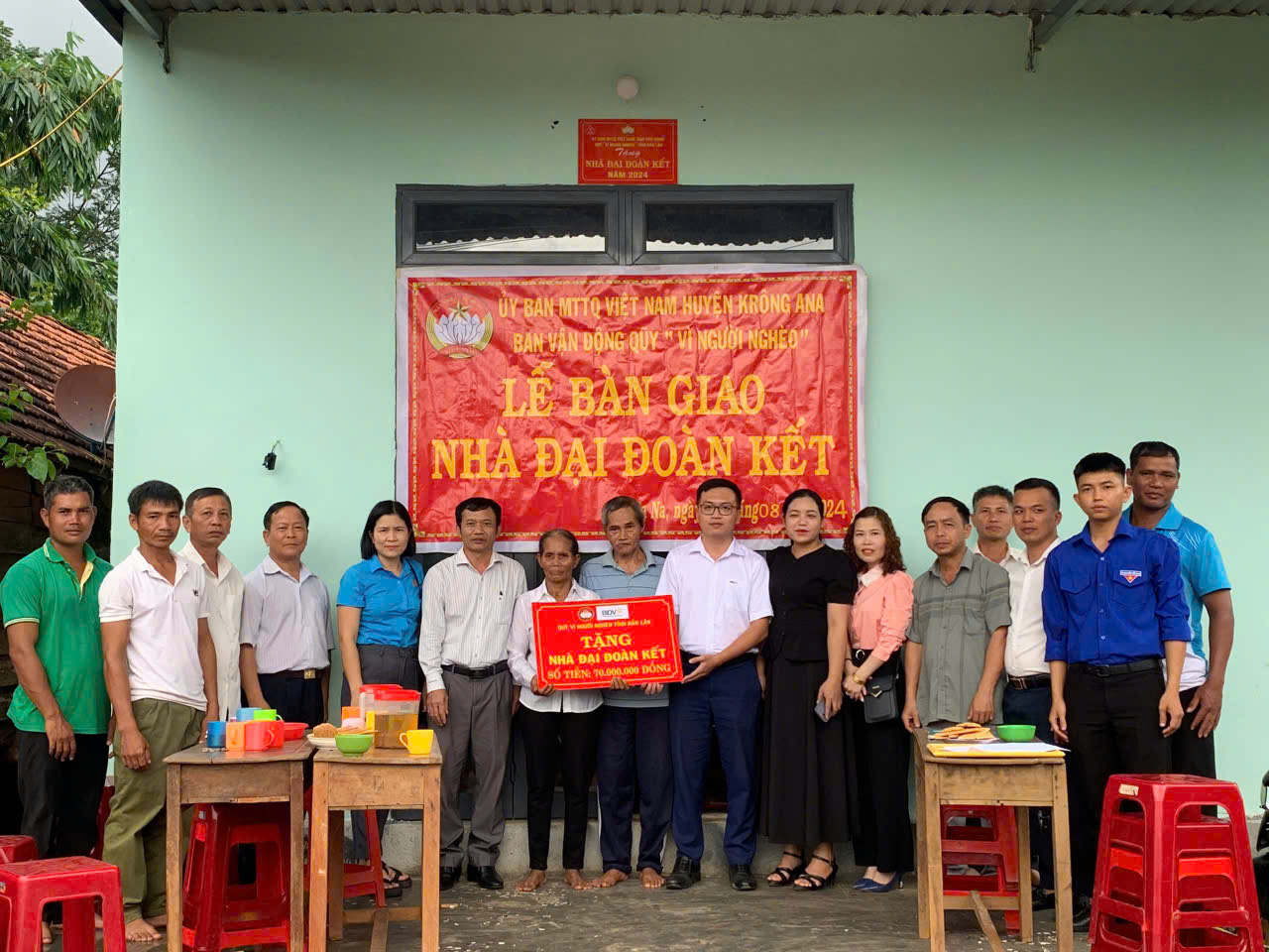 BÀN GIAO NHÀ “ĐẠI ĐOÀN KẾT”CHO HỘ NGHÈO KHÓ KHĂN VỀ NHÀ Ở TRÊN ĐỊA BÀN XÃ