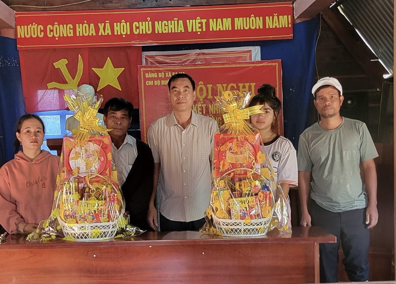 HỘI CỰU CHIẾN BINH XÃ EANA THĂM CHÚC TẾT VÀ TẶNG QUÀ CHO HỘI VIÊN CỰU CHIẾN BINH NGHÈO CÁC THÔN, BUÔN NHÂN DỊP TẾT GIÁP THÌN 2024