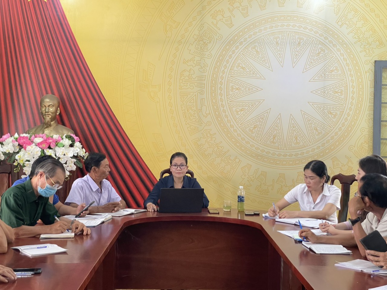 UBND XÃ EA NA TỔ CHỨC HỘI NGHỊ GIAO BAN VỚI HỘI ĐOÀN THỂ XÃ VÀ TỔ TRƯỞNG TỔ TIẾT KIỆM VÀ VAY VỐN CÁC THÔN, BUÔN TRÊN ĐỊA BÀN XÃ