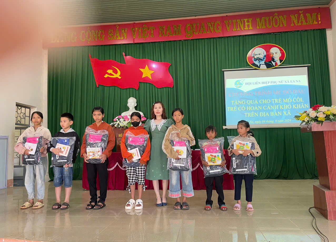 HỘI LHPN XÃ EA NA TỔ CHỨC CHƯƠNG TRÌNH MẸ ĐỠ ĐẦU TẶNG QUÀ CHO TRẺ EM MỒ CÔI CÓ HOÀN CẢNH  KHÓ KHĂN TRÊN ĐỊA BÀN XÃ