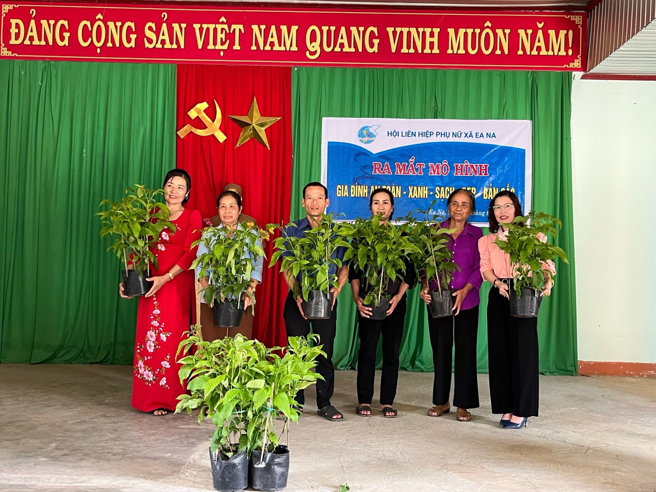 HỘI LHPN XÃ EA NA TỔ CHỨC RA MẮT MÔ HÌNH “GIA ĐÌNH - AN TOÀN - XANH - SẠCH ĐẸP - BẢN SẮC”