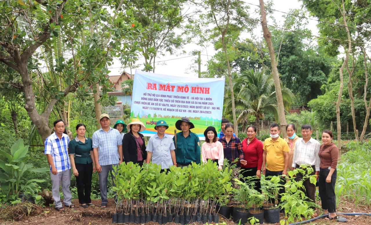HỘI LHPN XÃ EA NA RA MẮT MÔ HÌNH “HỖ TRỢ HỘ GIA ĐÌNH PHÁT TRIỂN KINH TẾ - XÃ HỘI BUÔN ĐỒNG BÀO DTTS” TẠI BUÔN EA NA.