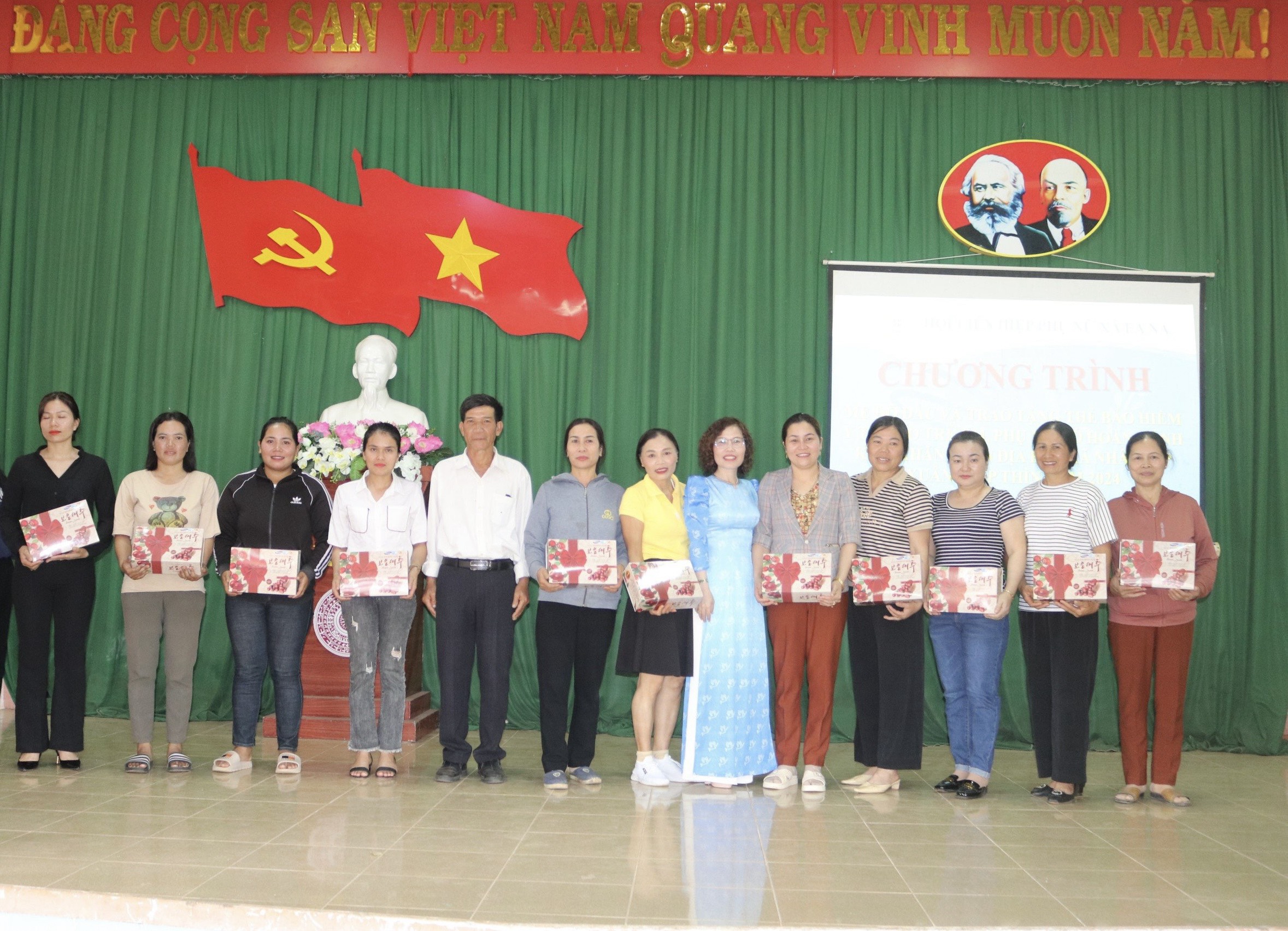  HỘI LHPN XÃ EANA TỔ CHỨC CHƯƠNG TRÌNH MẸ ĐỠ ĐẦU VÀ TRAO TẶNG THẺ BẢO HIỂM Y TẾ CHO TRẺ EM VÀ PHỤ NỮ CÓ HOÀN CẢNH KHÓ KHĂN TRÊN ĐỊA BÀN XÃ XUÂN GIÁP THÌN NĂM 2024.