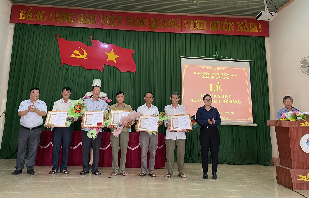 LẾ TRAO HUY HIỆU ĐẢNG VÀ HỘI NGHỊ  SƠ KẾT CÔNG TÁC LÃNH ĐẠO, CHỈ ĐẠO THỰC HIỆN  NHIỆM VỤ 6 THÁNG ĐẦU NĂM; TRIỂN KHAI PHƯƠNG HƯỚNG, NHIỆM VỤ 06 THÁNG CUỐI NĂM 2024  CỦA ĐẢNG BỘ XÃ EA NA