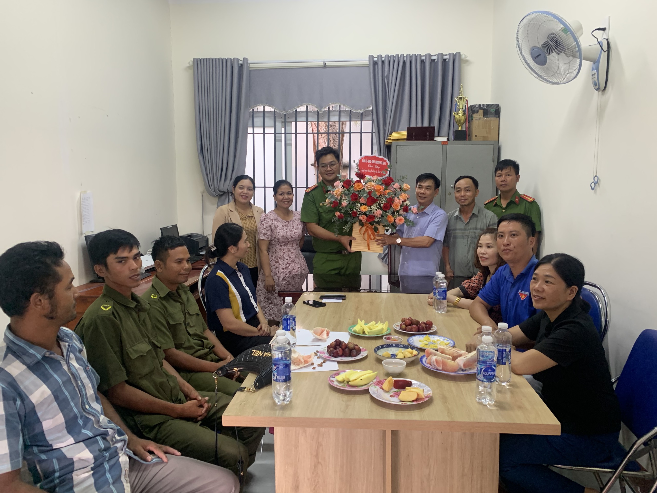 ĐOÀN LÃNH ĐẠO ĐẢNG ỦY - HĐND - UBND - ỦY BAN MTTQ, CÁC TỔ CHỨC ĐOÀN THỂ XÃ EA NA TẶNG HOA CHÚC MỪNG LỰC LƯỢNG CÔNG AN XÃ NHÂN DỊP KỶ NIỆM 79 NĂM NGÀY THÀNH LẬP LỰC LƯỢNG CÔNG AN NHÂN DÂN VIỆT NAM (19/8/1945 - 19/8/2024)