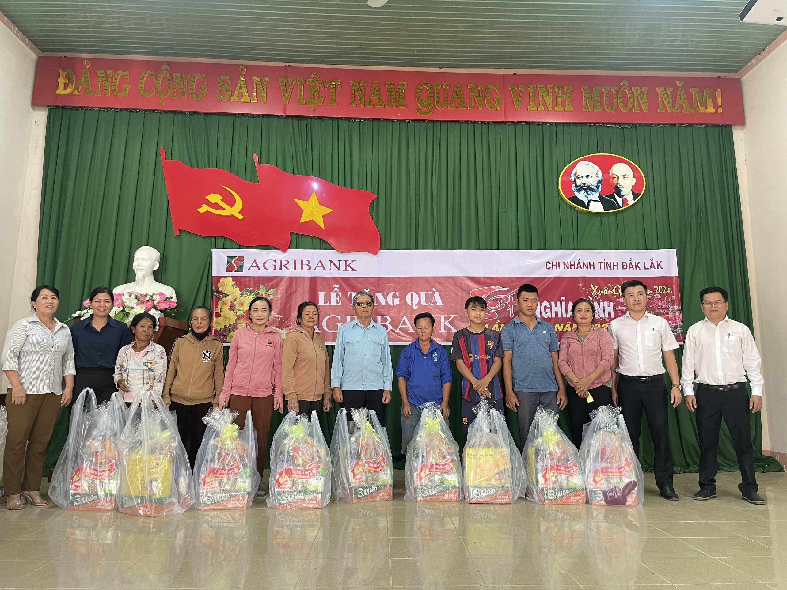 Ngân hàng Agribank chi nhánh  xã Ea Na, huyện Krông Ana, tỉnh Đắk Lăk Tặng quà Tết Nghĩa Tình năm 2024