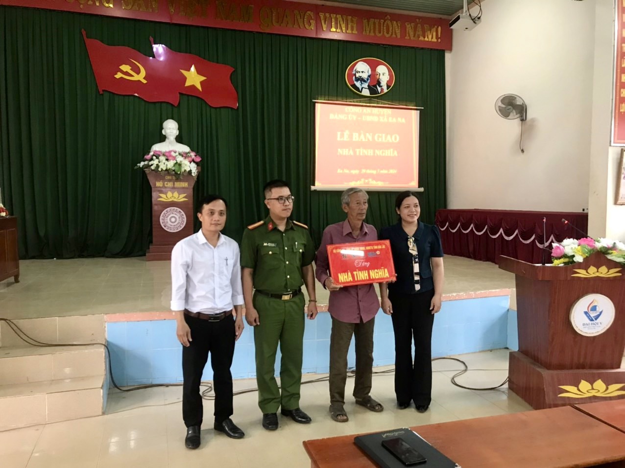 Công an Huyện Krông Ana phối hợp với Đảng ủy - UBND xã Ea Na tổ chức lễ bàn giao nhà tình nghĩa cho hộ nghèo, khó khăn về nhà ở, gia đình chính sách, đồng bào DTTS trên địa bàn xã Ea Na