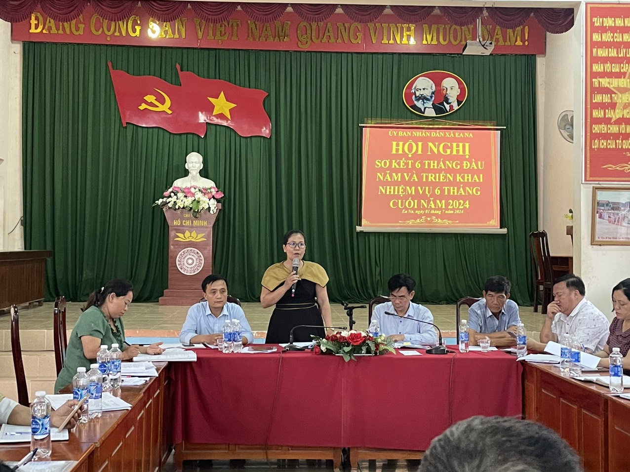 UBND XÃ EA NA TỔ CHỨC HỘI NGHỊ SƠ KẾT 6 THÁNG ĐẦU NĂM VÀ TRIỂN KHAI NHIỆM VỤ 6 THÁNG CUỐI NĂM 2024