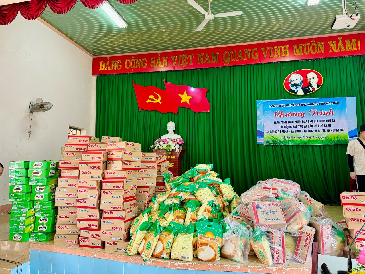 UBND XÃ EA NA PHỐI HỢP VỚI ĐOÀN THIỆN NGUYỆN THÀNH PHỐ HỒ CHÍ MINH TRAO TẶNG PHẦN QUÀ CHO GIA ĐÌNH LIỆT SỸ, ĐỐI TƯỢNG BẢO TRỢ VÀ CÁC HỘ KHÓ KHĂN TRÊN ĐỊA BÀN XÃ