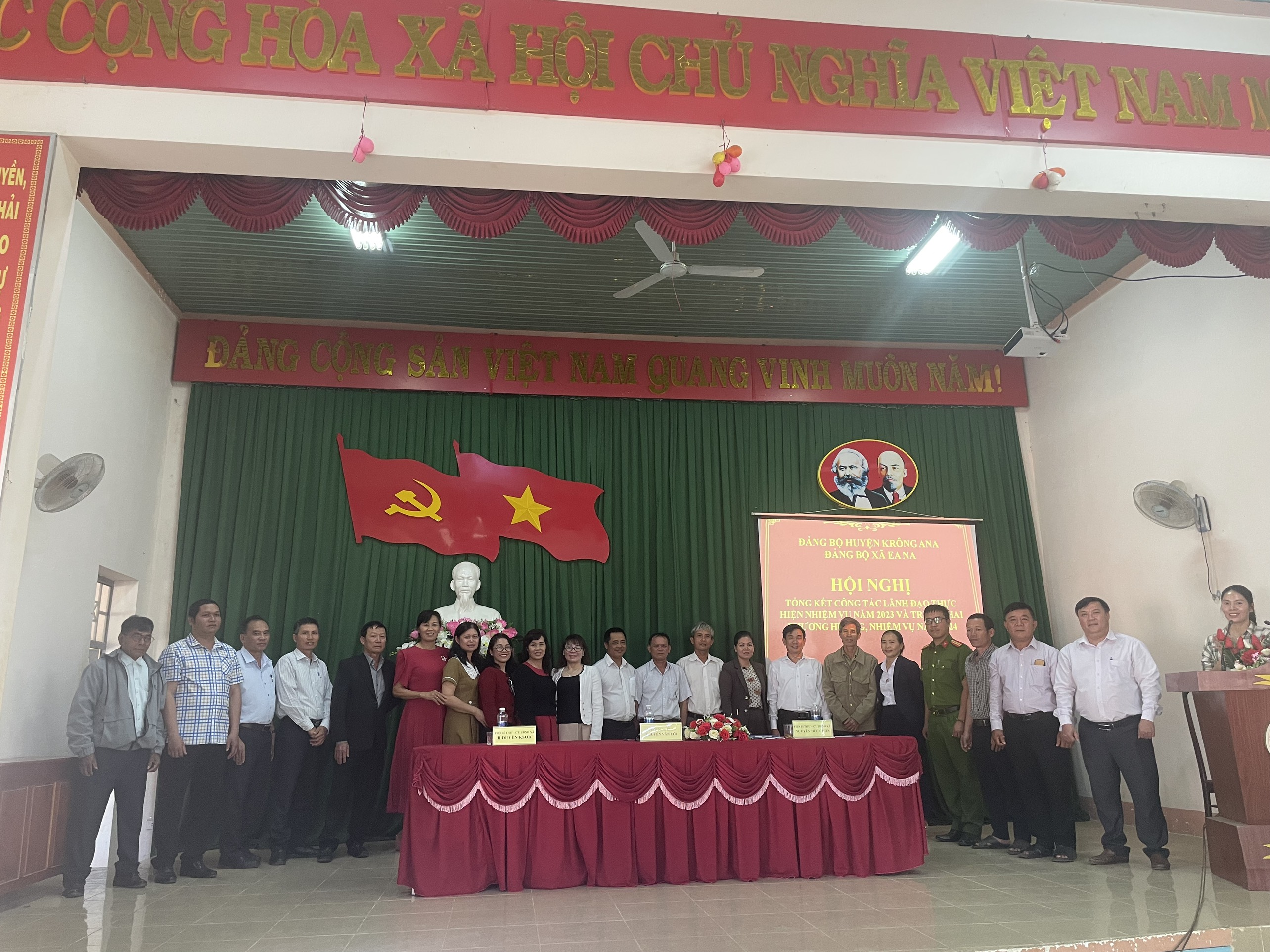 Hội nghị tổng kết công tác lãnh đạo thực hiện nhiệm vụ năm 2023, triển khai phương hướng nhiệm vụ năm 2024 và lễ trao huy hiệu đảng của Đảng bộ xã Ea Na