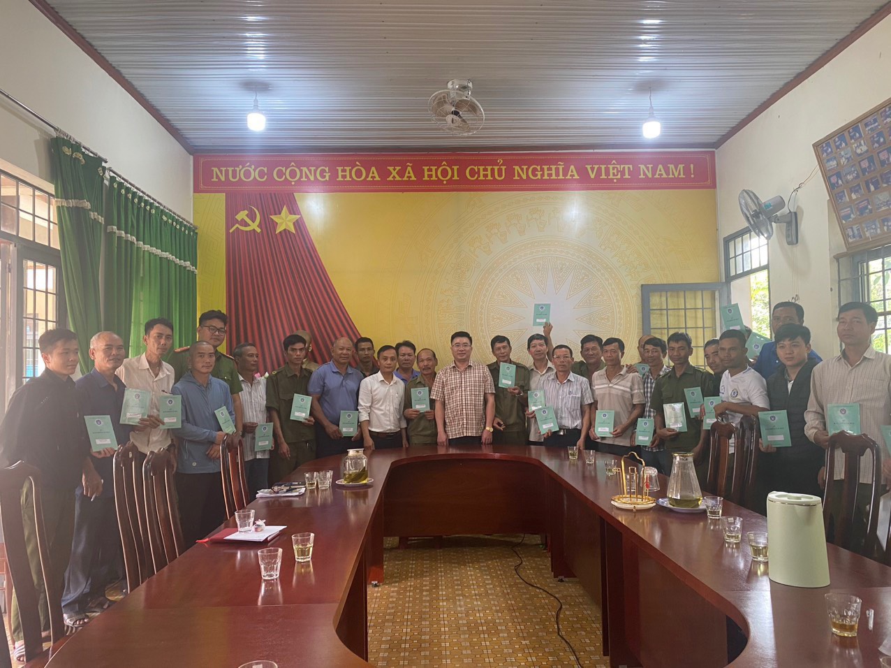 BẢO HIỂM XÃ HỘI HUYỆN KRÔNG ANA PHỐI HỢP VỚI UBND XÃ  EA NA TRAO SỔ BẢO HIỂM CHO LỰC LƯỢNG THAM GIA  BẢO VỆ AN NINH TRẬT TỰ TẠI CƠ SỞ