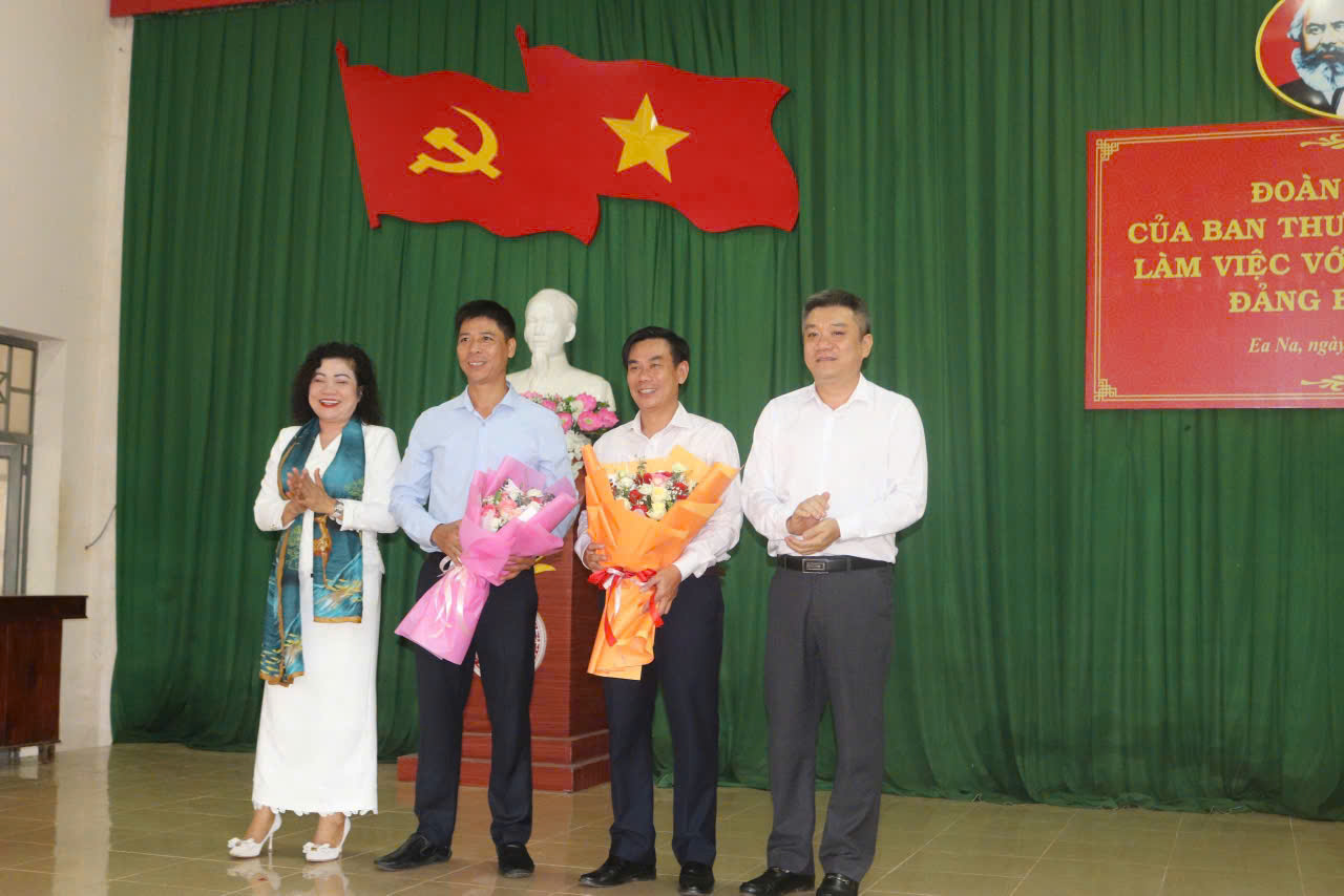 Đoàn công tác số 01 của BTV Huyện uỷ Krông Ana làm việc với  BCH Đảng uỷ xã Ea Na