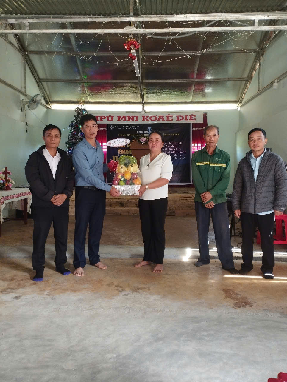 Lãnh đạo xã Ea Na chúc mừng Lễ Giáng sinh năm 2024