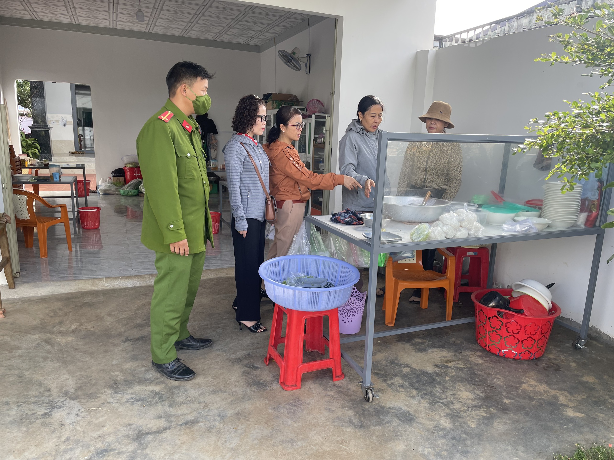 UBND XÃ EANA TỔ CHỨC KIỂM TRA AN TOÀN VỆ SINH THỰC PHẨM DỊP TẾT NGUYÊN ĐÁN GIÁP THÌN VÀ MÙA LỄ HỘI XUÂN 2024