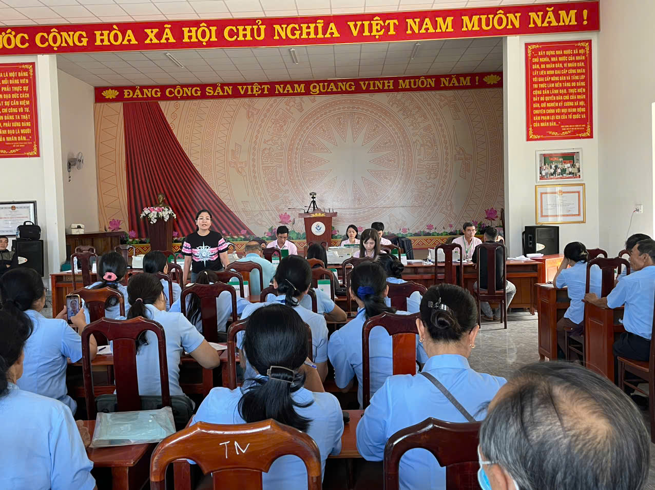 Giao dịch tại xã cầu nối giữa Phòng giao dịch Ngân hàng chính sách xã hội huyện với người thụ hưởng chính sách