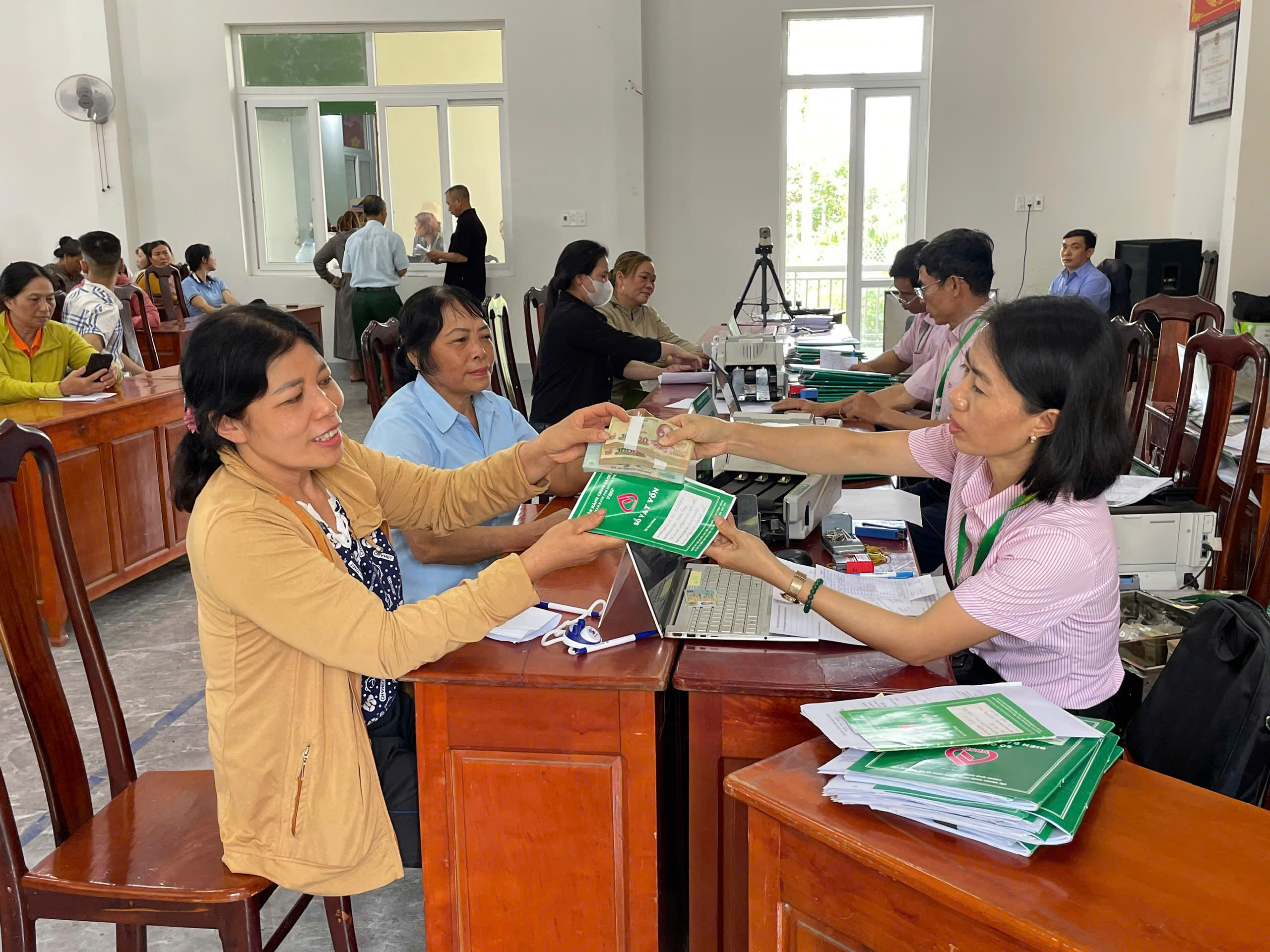 NGÂN HÀNG CHÍNH SÁCH XÃ HỘI KRÔNG ANA ĐẢM BẢO  HOẠT ĐỘNG TÍN DỤNG CHÍNH SÁCH ỔN ĐỊNH  THÔNG SUỐT SAU SÁP NHẬP