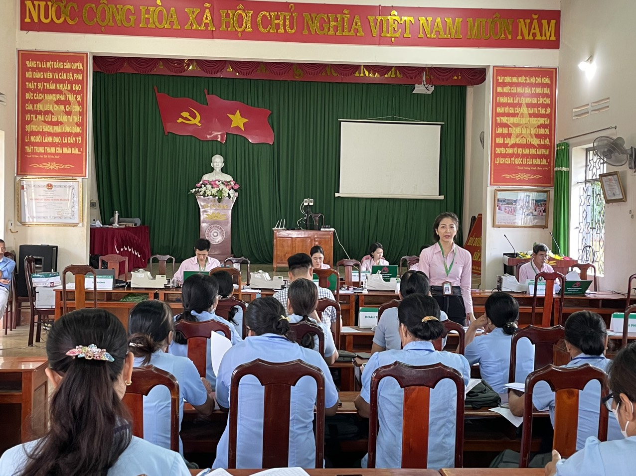 NGÂN HÀNG CHÍNH SÁCH XÃ HỘI HUYỆN GIAO DỊCH   ĐỊNH KỲ NGÀY 09/8 TẠI UBND XÃ EA NA