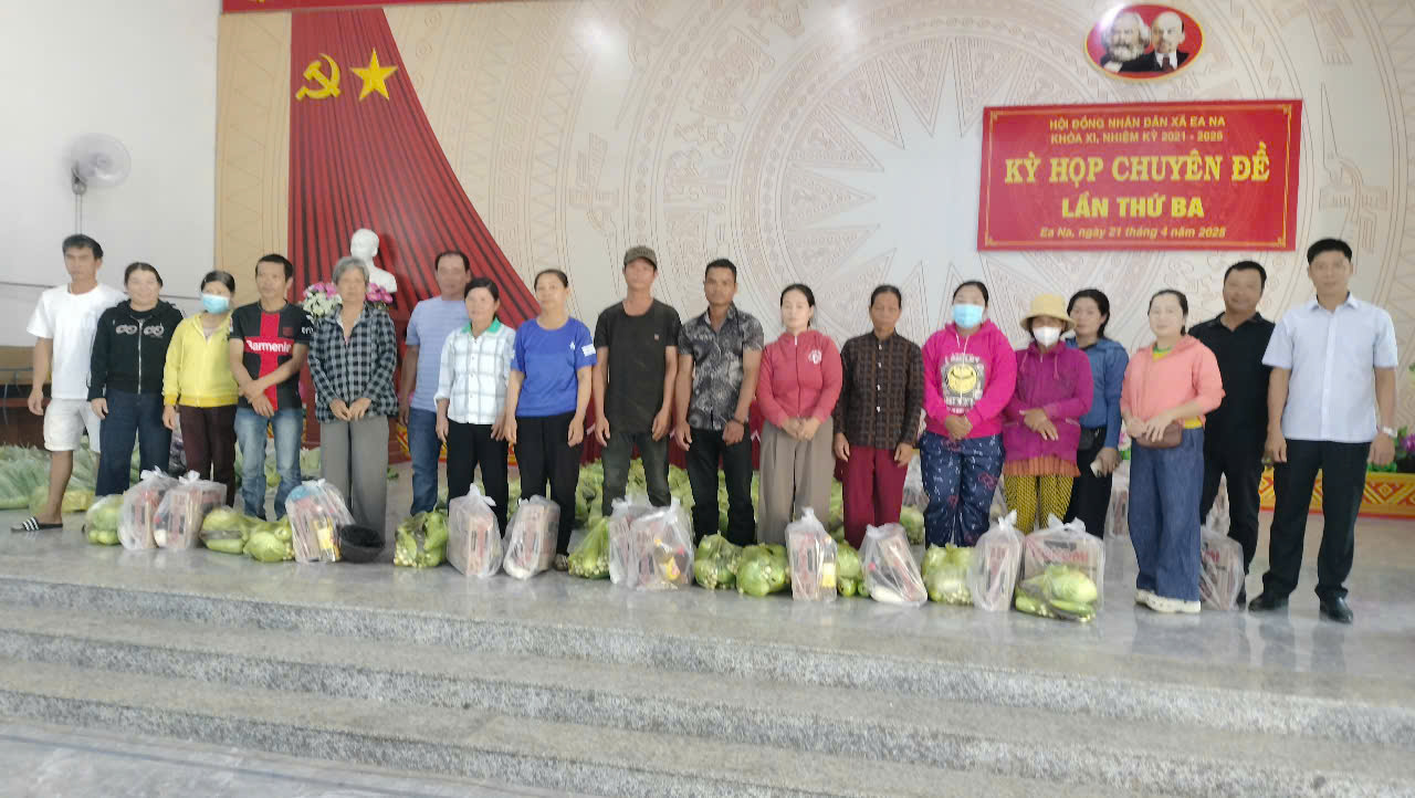 TẶNG QUÀ CHO HỘ NGHÈO TRÊN ĐỊA BÀN XÃ EA NA