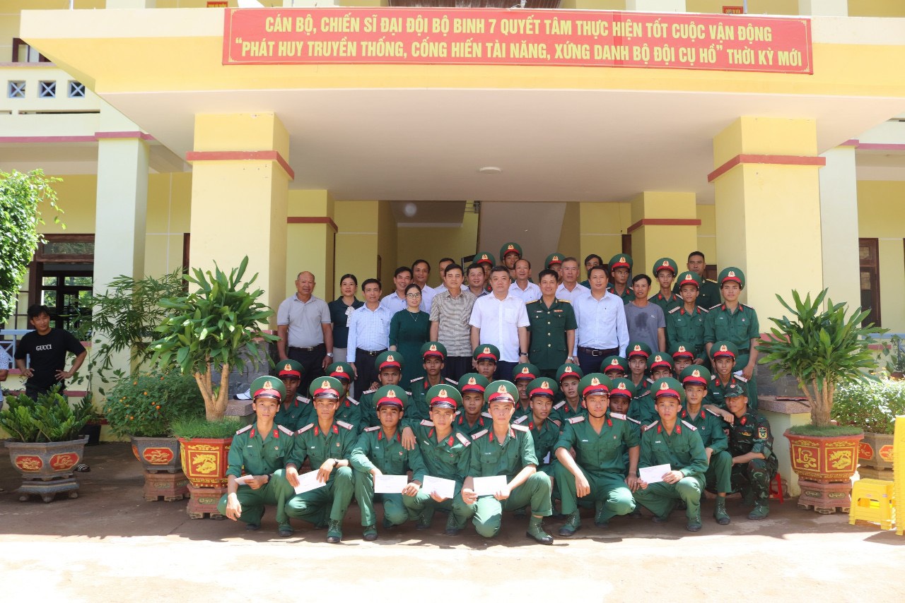 Đoàn công tác của Đảng ủy, HĐND, UBND, UBMTTQ, các đoàn thể xã Ea Na đã đến thăm, động viên chiến sĩ mới nhập ngũ năm 2024